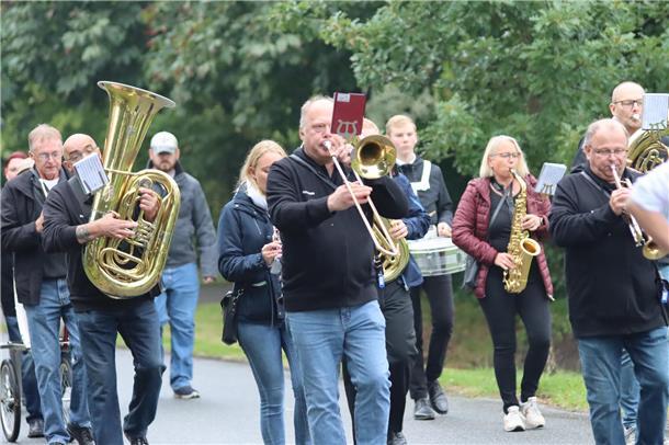 Der Musikzug Kirchtimke begleitete die Schmuckwagen-Parade in Hepstedt.
