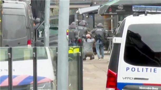 Geiseldrama in Niederlanden: Opfer veröffentlichen Erklärung Der mutmaßliche Geiselnehmer wird vom DSI, einer Spezialeinheit der niederländischen Polizei, vor einem Café in Ede festgenommen.
