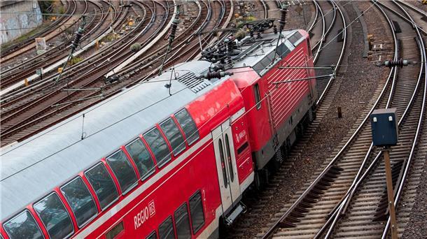 Das 49-Euro-Ticket kommt zum 1. Mai Der Nachfolger des 9-Euro-Tickets - das 49-Euro-Ticket - soll zum 1. Mai 2023 kommen.