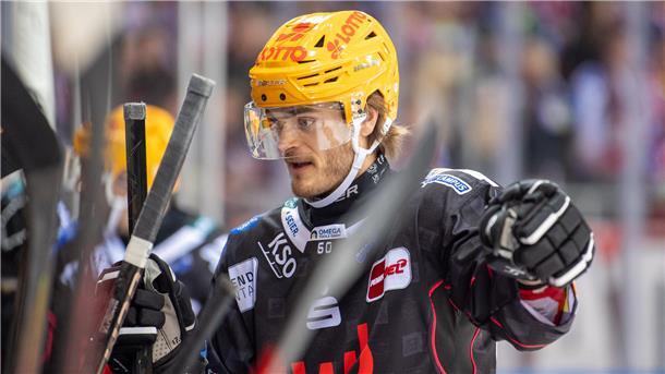 Ein Schwede bleibt, ein anderer verlässt die Pinguins Ein Eishockeyspieler steht an der Bande und unterhält sich mit Teamkollegen. Ludwig Byström von den Fischtown Pinguins.