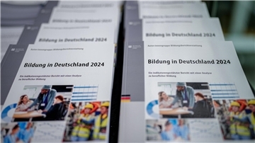 Der nationale Bildungsbericht erscheint alle zwei Jahre. Auf mehreren hundert Seiten werden Entwicklungen, Trends und Probleme im gesamten deutschen Bildungssystem beschrieben.