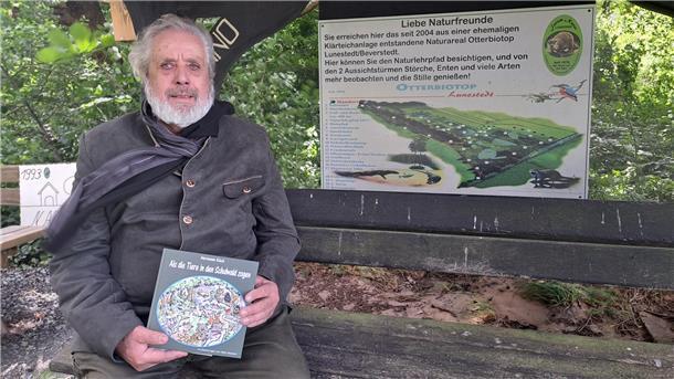 Neues Kinderbuch von Naturschützer Kück: „Als die Tiere in den Schulwald zogen“ Der Naturschützer Hermann Kück präsentiert sein neues Buch am Otterbiotop in Lunestedt.
