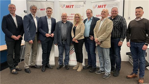 Mittelstandsvereinigung würdigt Friedrich Michaelis und wählt Nachfolger Der neu gewählte Vorstand des MIT-Kreisverbandes Rotenburg mit dem Vorsitzenden Dieter Schnittjer (Zweiter von links) und dessen Stellvertreter Niklas Brockmann (rechts daneben).