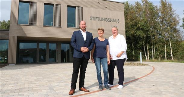 Der Neubau der Naturschutzstiftung des Landkreises Cuxhaven im Ahlenmoor ist fertig und wird am Sonnabend mit einem „Tag der offenen Tür“ der Öffentlichkeit präsentiert. Darauf freuen sich (v. l.) Hendrik Rehm, Vorsitzender des Stiftungsrates, Projektleiterin Gudrun Heckemeier und Kerstin Norda, Geschäftsführerin der Naturschutzstiftung.