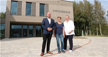 Der Neubau der Naturschutzstiftung des Landkreises Cuxhaven im Ahlenmoor ist fertig und wird am Sonnabend mit einem „Tag der offenen Tür“ der Öffentlichkeit präsentiert. Darauf freuen sich (v. l.) Hendrik Rehm, Vorsitzender des Stiftungsrates, Projektleiterin Gudrun Heckemeier und Kerstin Norda, Geschäftsführerin der Naturschutzstiftung.