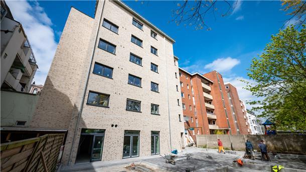 Schmucker Mietshaus-Neubau hat höchsten Energiestandard Der Neubau in der Fritz-Reuter-Straße ist fast fertig. Innen werden Badezimmer eingebaut und Tapeten geklebt, im Hof wird gepflastert.