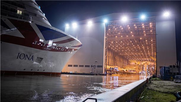 Der Neubau „Iona“ hat im März vorzeitig die Passage von der Meyer-Werft zur Nordsee absolviert. Die letzten Innenarbeiten fanden in Bremerhaven statt. 