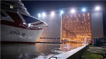 Der Neubau „Iona“ hat im März vorzeitig die Passage von der Meyer-Werft zur Nordsee absolviert. Die letzten Innenarbeiten fanden in Bremerhaven statt. 