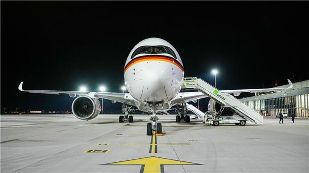 Scholz für vier Tage in Südamerika Der neue Airbus A350 „Konrad Adenauer“ der Flugbereitschaft steht auf dem militärischen Teil des Flughafens Berlin-Brandenburg (BER).