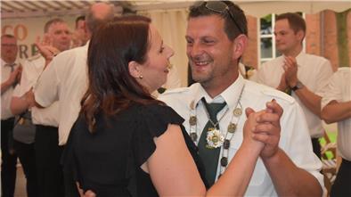 Der neue Breddorfer Schützenkönig Tobias Krüger beim Ehrentanz mit seiner Herzallerliebsten.