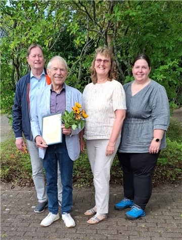Der neue Ehrenvorsitzende des Fördervereins Leherheider Sport (FLS), Manfred Pleines, mit (von links) Wolfgang Lamot, Sabine Krüger und Patricia Burdorf. 
