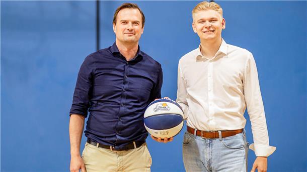 Der neue Eisbären-Geschäftsführer Johannes Marggraf (links) und sein Assistent Max Jorzyk stecken mitten in den Vorbereitungen für die kommende ProA-Saison.
