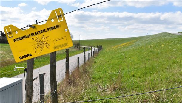 Der neue Elektro-Zaun ist 1,60 Meter hoch und schreckt die Wölfe mit 4000 Volt ab.