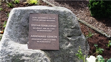 Der neue Gedenkstein an der Elsdorfer Friedhofskapelle.