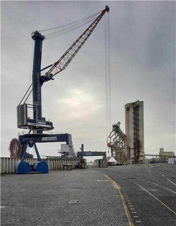 Der neue Hochleistungskran im Braker Hafen. Im Hintergrund ist die Siloanlage zu sehen. 