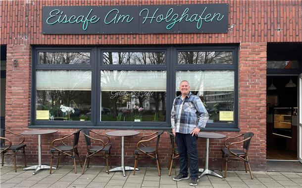 Der neue Inhaber des Eiscafés am Holzhafen Michael Bogumil bietet zusammen mit seiner Familie Eis, Kuchen und mehr an.
