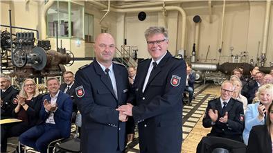 Wesermarsch-Polizisten haben neuen Chef: Carsten Hoffmeyer nun Inspektionsleiter Der neue Inspektionsleiter Carsten Hoffmeyer (links) wurde jetzt von Polizeipräsident Andreas Sagehorn in Delmenhorst ins Amt eingeführt.