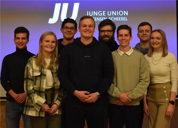 Der neue JU-Vorstand (von links, hintere Reihe): Jan Hensel, Josh Heitmann, Tim Waltz, Marek Fenske. Vordere Reihe: Antonia Brunkhorst, Jannis Detjen, Kilian Burmester, Charlotte Brunkhorst