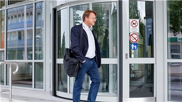 Der neue Landrat von Sonneberg, Robert Sesselmann (AfD), betritt zu seinem Amtsantritt um 7.44 Uhr das Landratsamt.