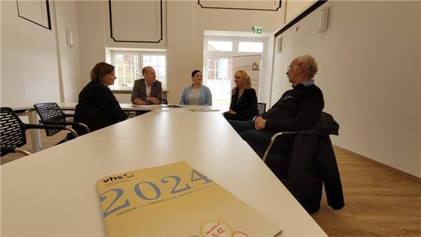 Alles unter einem Dach: Wo sich Medizin und Dienstleistungssektor treffen Der neue Mehrzwecksaal im RVZ Nordholz ist endlich fertig: Julia Binkowski (von links) vom Landkreis, RVZ-Geschäftsführer Dr. Andreas Rühle, Nina Pfautsch vom Demenzstützpunkt, VHS-Leiterin Dr. Marie-Louise Rendant und Helge Rothenberg vom Seniorenbeirat Wurster Nordseeküste tauschen Ideen für den neuen Veranstaltungsraum aus.