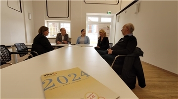 Alles unter einem Dach: Wo sich Medizin und Dienstleistungssektor treffen Der neue Mehrzwecksaal im RVZ Nordholz ist endlich fertig: Julia Binkowski (von links) vom Landkreis, RVZ-Geschäftsführer Dr. Andreas Rühle, Nina Pfautsch vom Demenzstützpunkt, VHS-Leiterin Dr. Marie-Louise Rendant und Helge Rothenberg vom Seniorenbeirat Wurster Nordseeküste tauschen Ideen für den neuen Veranstaltungsraum aus.