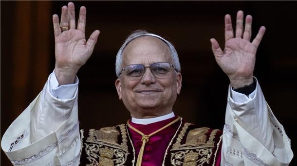 Der neue Papst begrüßt die Menschen auf dem Petersplatz.