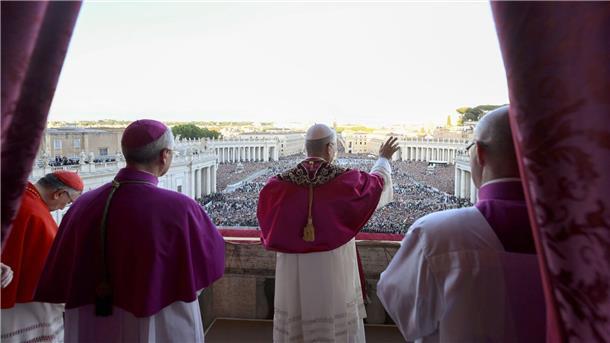 Der neue Papst wurde von mehr als 100.000 Menschen gefeiert.