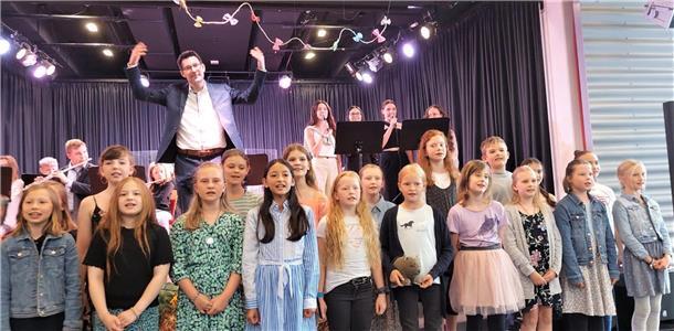 Der neue Schulsong sitzt: Projektorchester und -chor des NIG unter Leitung von J...