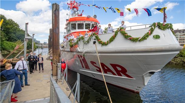 Der neue Seenotrettungskreuzer „Hamburg" der Deutschen Gesellschaft zur Rettung Schiffbrüchiger (DGzRS) liegt vor der Schiffstaufe am Anleger.