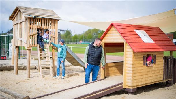Ein Mann kämpft für die Kids seines Viertels um einen barrierearmen Spielplatz Der neue teils barrierefreie Spielplatz am FC Sparta Bremerhaven ist nur durch ehrenamtliches Engagement möglich geworden.