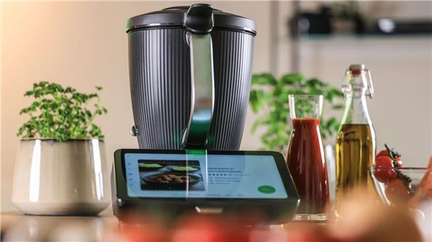 Neuer Thermomix schon mehr als 300.000 Mal gekauft Der neue Thermomix TM7 ist seit Anfang des Jahres auf dem Markt. Das alte Modell TM6 wurde zwischen 2019 und 2024 etwa 8 Millionen Mal verkauft.