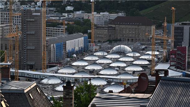 Der neue Tiefbahnhof in der Stuttgarter Innenstadt soll vermutlich Ende 2026 teilweise in Betrieb gehen. (Archivbild)