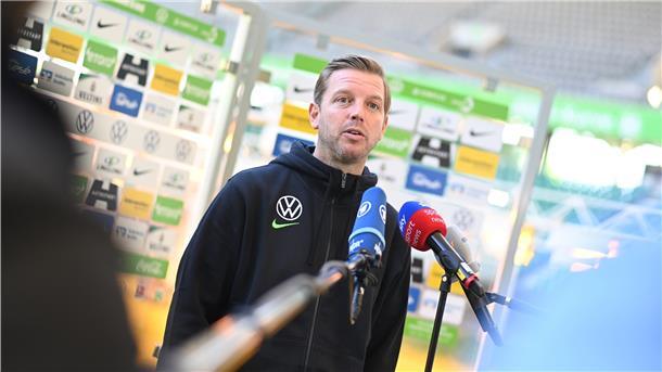 Der „ausgeschlafene Taktik-Fuchs“ Florian Kohfeldt im Interview Der neue Trainer Florian Kohfeldt gibt in der Volkswagen-Arena ein Interview.