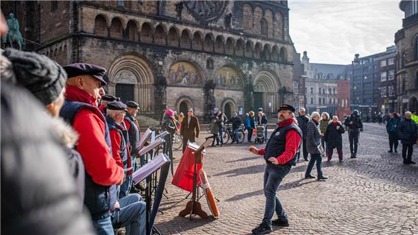 Bremer Schaffermahlzeit mit Protestgetöse und Klebe-Aktivisten Shanty-Chor