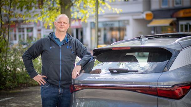 BYD: Was taugen die E-Autos aus China? Deutscher Käufer macht den Alltagstest Henning Haag am Heck seines Neuwagens, ein Modell der chinesischen Marke BYD.