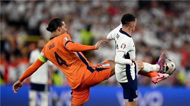 Der Niederländer Virgil Van Dijk (l) und Englands Phil Foden kämpfen um den Ball.