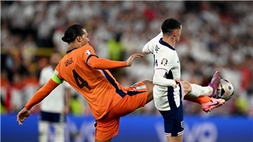 Der Niederländer Virgil Van Dijk (l) und Englands Phil Foden kämpfen um den Ball.