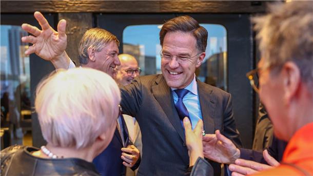 Der niederländische Ministerpräsident Mark Rutte begrüßt die Kulturstaatsministerin Claudia Roth vor der Eröffnung der Leipziger Buchmesse im Gewandhaus.