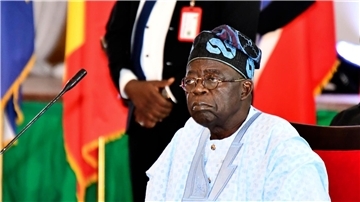 Der nigerianische Präsident Bola Tinubu nimmt an der Ecowas-Sitzung in Abuja teil.