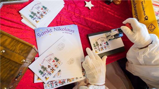 Nikolauspostamt hat 27.000 Kinderbriefe beantwortet Der Nikolaus hat in seinem Weihnachtspostamt gut zu tun.
