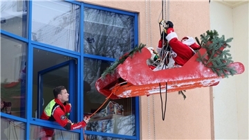 Der Nikolaus in seinem fliegenden Schlitten bringt in Rostock den jungen Patienten der Kinder- und Jugendklinik der Universitätsmedizin Geschenke.