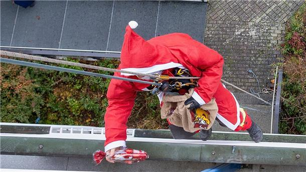 Der Nikolaus kennt keine Hindernisse. Die Jungen Patienten der Kinderklinik des Uniklinikums Würzburg bekommen Geschenke.