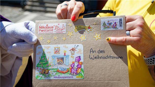 Postler radeln zum Weihnachtsmann nach Lappland Der Nikolaus wünscht sich, dass der Weihnachtsmann ihm antwortet.