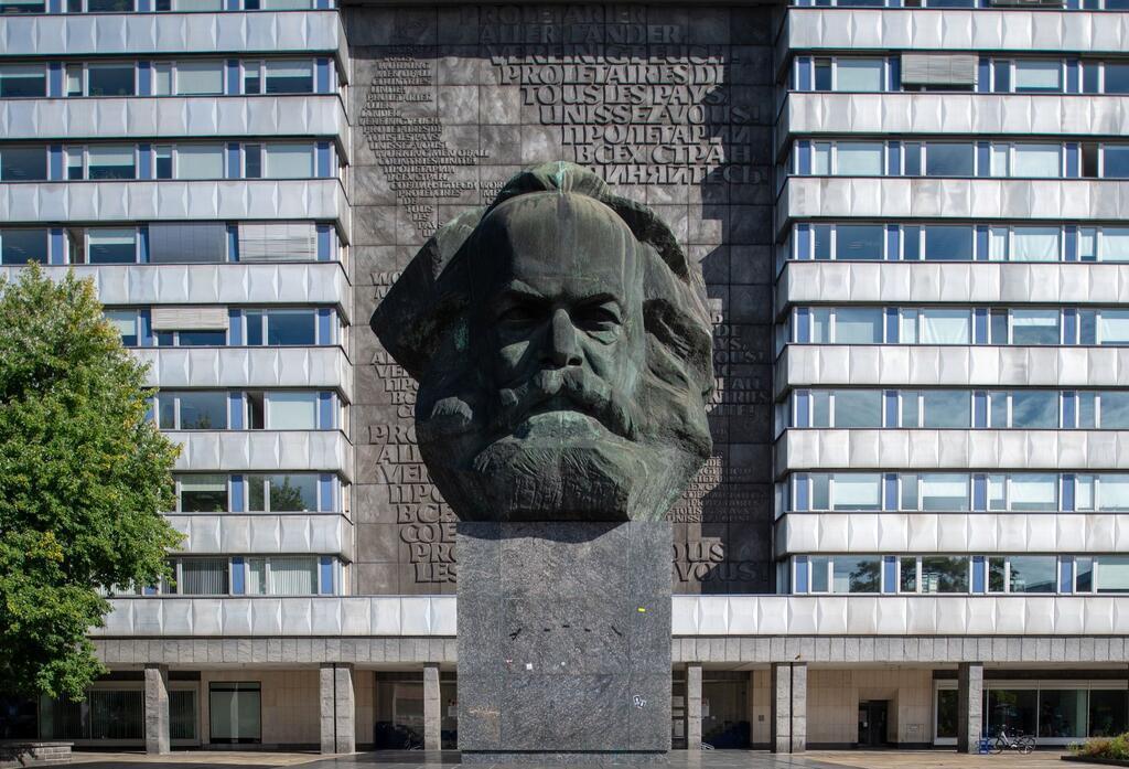 „Marco Polo“ preist Dessau, Chemnitz und Wuppertal an Der „Nischel“ (Kopf), wie die Chemnitzer ihre riesige Marx-Skulptur nennen, ist nur eine von vielen Sehenswürdigkeiten in der Kulturhauptstadt 2025. Der 40 Tonnen schwere, riesige Philosophenkopf aus Bronze gilt als die zweitgrößte Porträtbüste der Welt. Sie stammt vom russischen Bildhauer Lew Kerbel (1917-2003) und wurde am 9. Oktober 1971 enthüllt. (Archivbild)