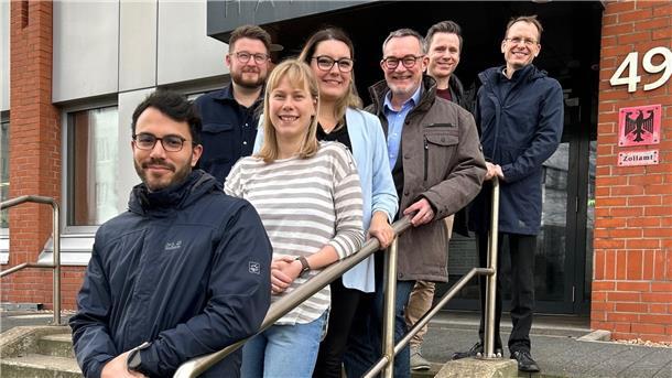 Bremerhaven setzt auf klimafreundliche Binnenschifffahrt Der norddeutsche Teil des europäischen Projekts: Zum Austausch trafen sich Lars Stemmler (ganz oben) und Sabrina Wilms (zweite von unten), die für Bremenports an dem Projekt arbeiten, mit den übrigen norddeutschen Partnern. Von unten nach oben: Amir Ali Bashash (Logistik Initiative Hamburg), Jessica Deeg (NWL), Maxim Heinrich (Top-Mehrwert-Logistik), Thomas Voigt (Wirtschaftsverband Weser) und Thomas Brauner (Logistik Initiative Hamburg).