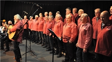 Der Nordenhamer Shantychor beim Konzert im Güterschuppen.