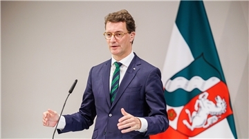Der nordrhein-westfälische Ministerpräsident Hendrik Wüst (CDU) spricht während der Abschluss-Pressekonferenz zur Ministerpräsidentenkonferenz.