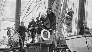 Der norwegische Polarforscher Fridtjof Nansen (Mitte) und seine Mannschaft auf der „Fram“ zu Beginn der Expedition 1893 (Holzstich nach Photographie).