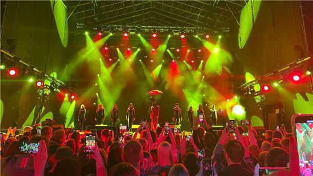 Massenküssen und ESC-Songs in der Kulturhauptstadt Der österreichische ESC-Star Conchita Wurst tritt bei einem „Kissing Tartu“-Konzert auf.