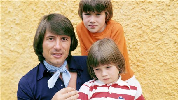 Der österreichische Sänger und Komponist Udo Jürgens mit seinen Kinder Jenny und Jonny (hinten).